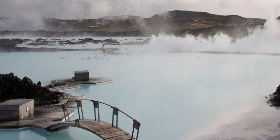 Fürdőváros - A Blue Lagoon Izland elsőszámú gyógyfürdője, ami lávamező közepén található és pompás kék vizével nyűgözi le a látogatókat.