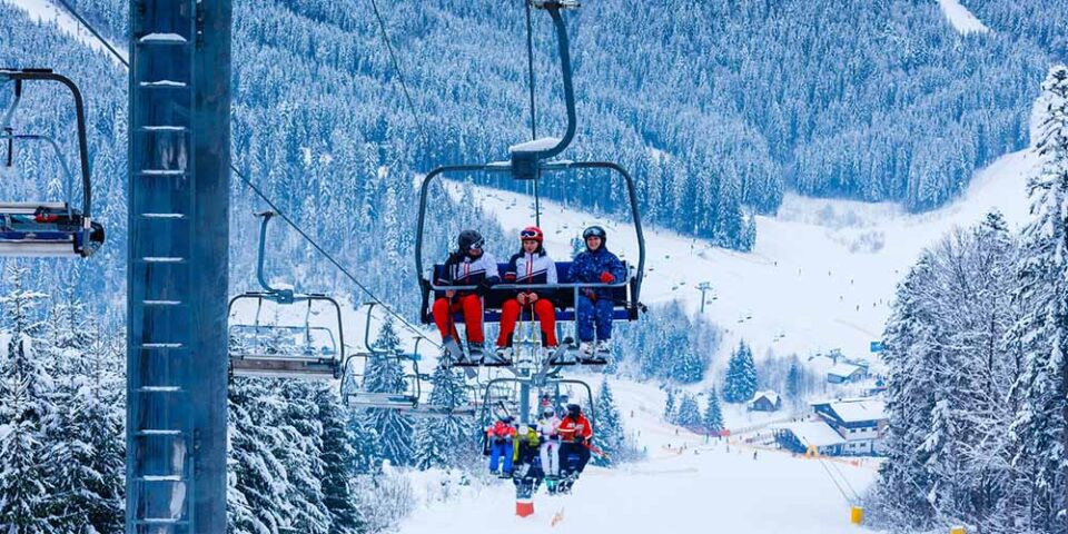 A havas Zugspitze-csúcs gleccserpályákkal és alpesi panorámával várja a korai síelőket.